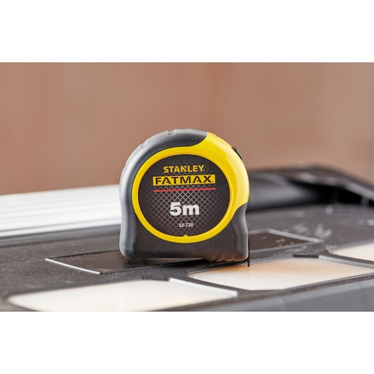 STANLEY 0-33-720 FATMAX tape measure, 5m length, black and yellow casing, close-up photo.