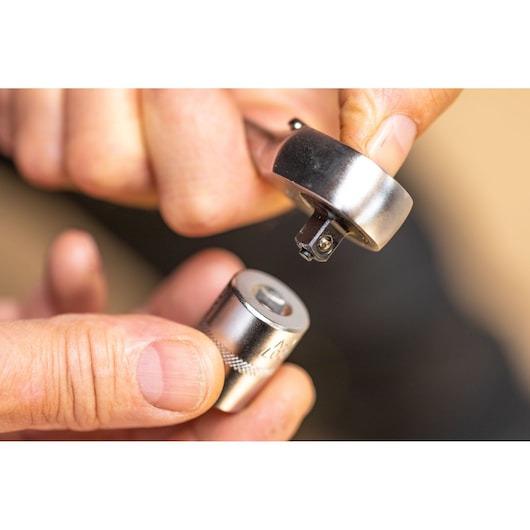 STANLEY FMMT17186-0 ratchet and socket close-up, hands holding and connecting metal tool parts.