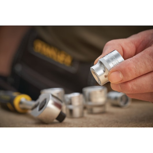 STANLEY FMMT17224-0 socket with ratchet, close-up photography showing silver sockets and tool.
